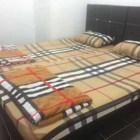 Jiaxin Hostel Ulu Tiram Esterno foto