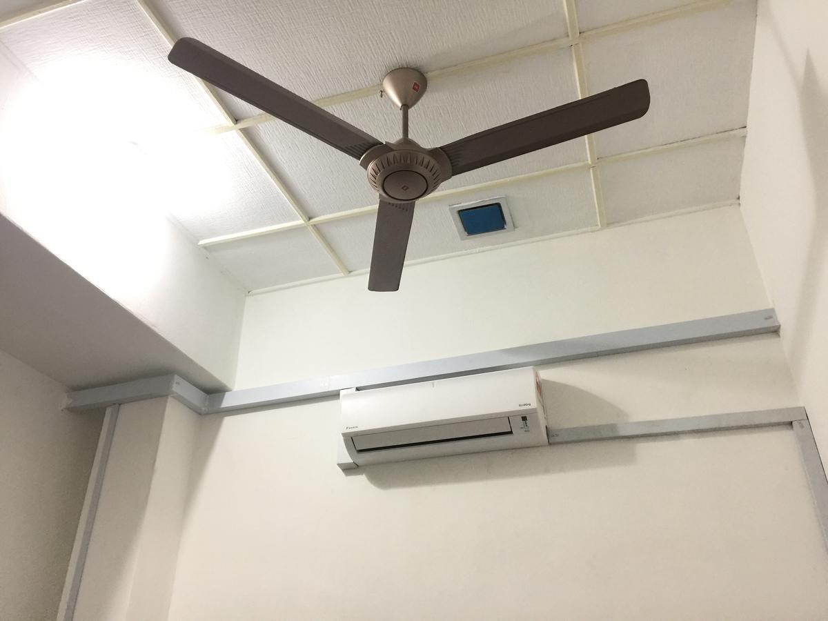 Jiaxin Hostel Ulu Tiram Esterno foto