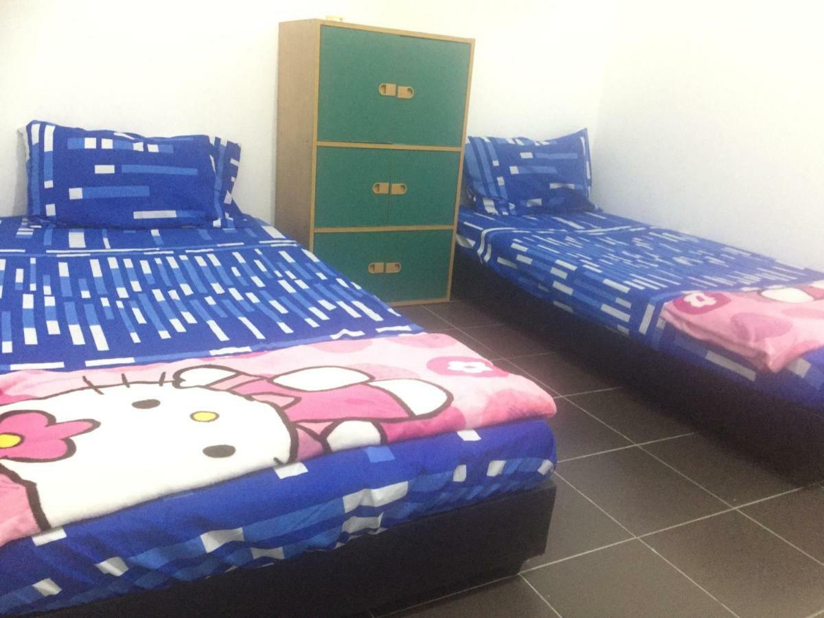 Jiaxin Hostel Ulu Tiram Esterno foto