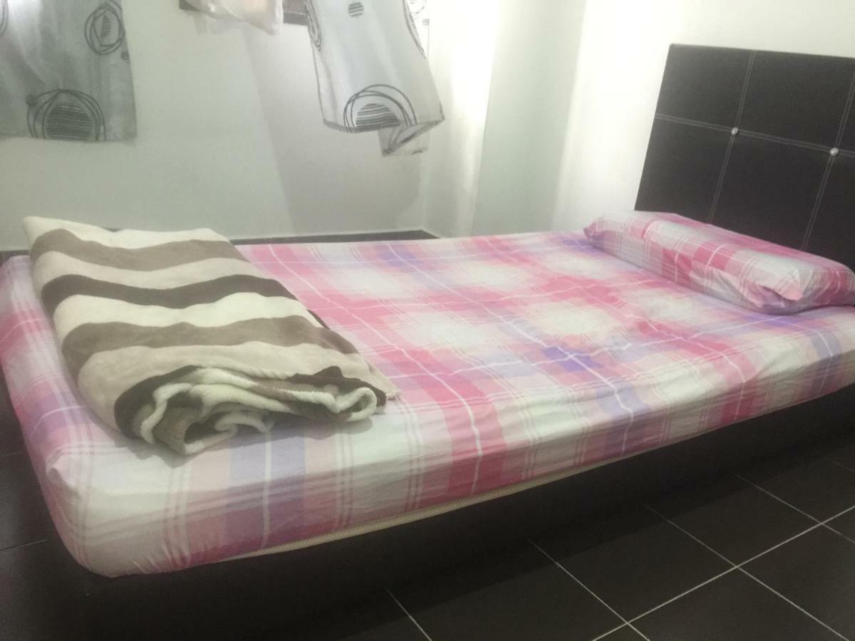 Jiaxin Hostel Ulu Tiram Esterno foto