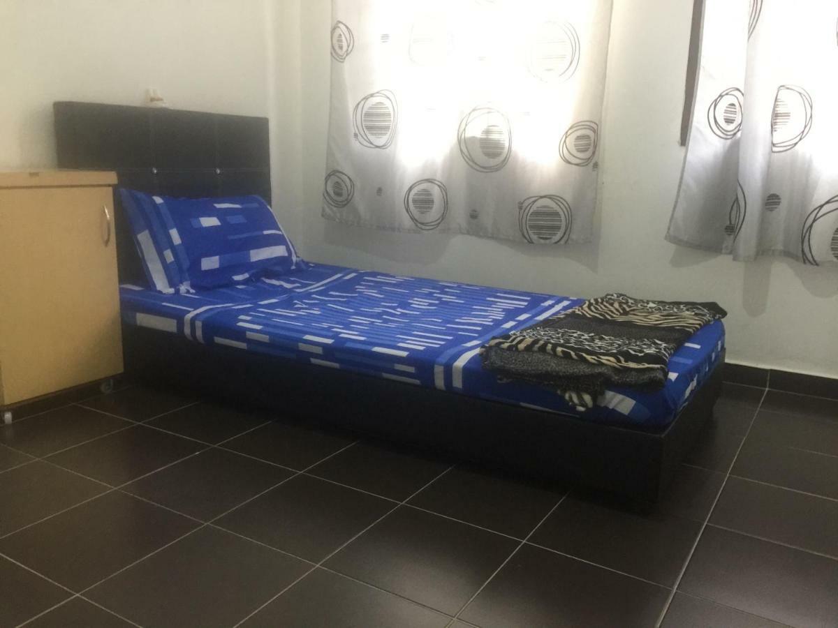 Jiaxin Hostel Ulu Tiram Esterno foto