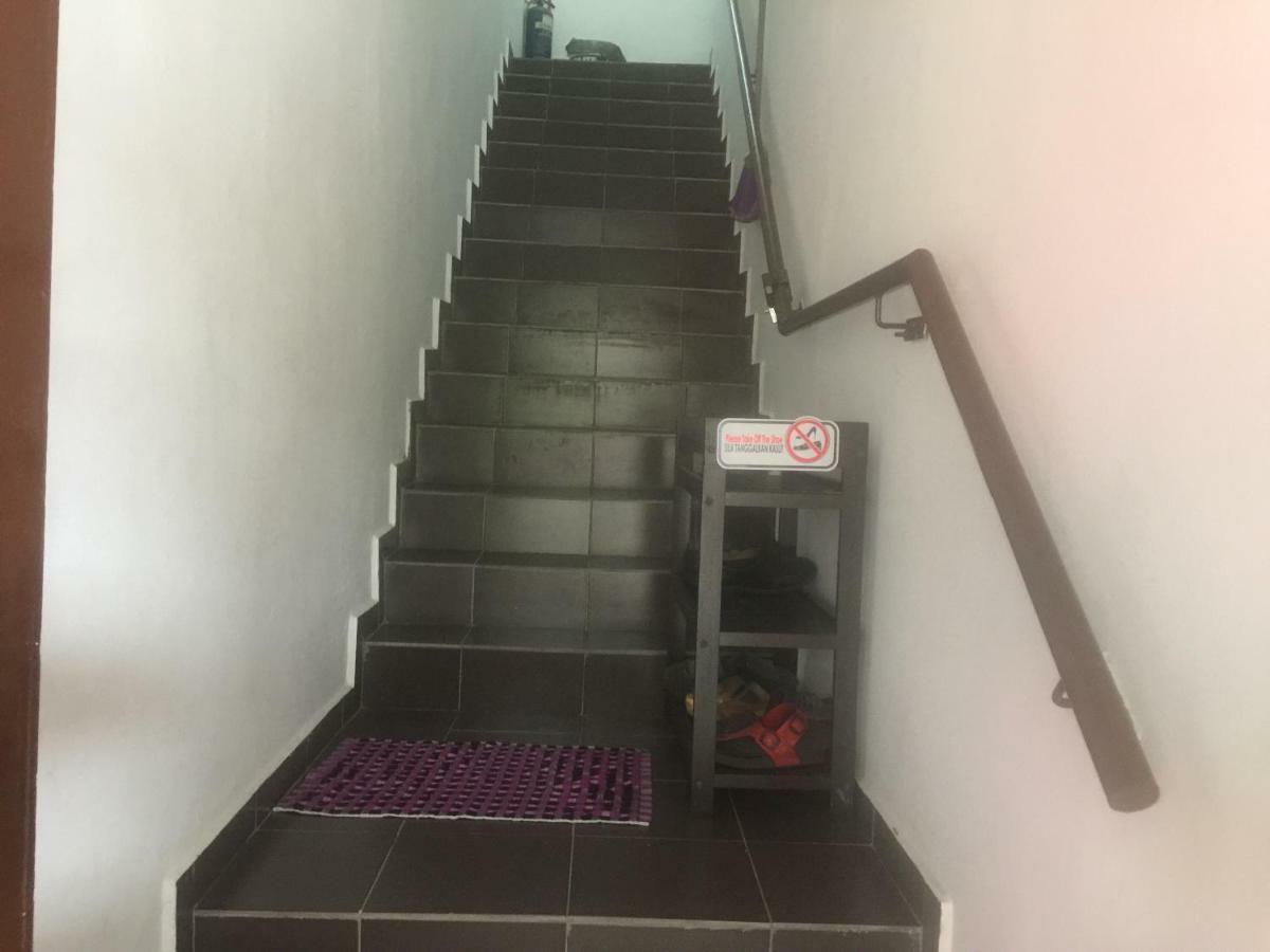 Jiaxin Hostel Ulu Tiram Esterno foto