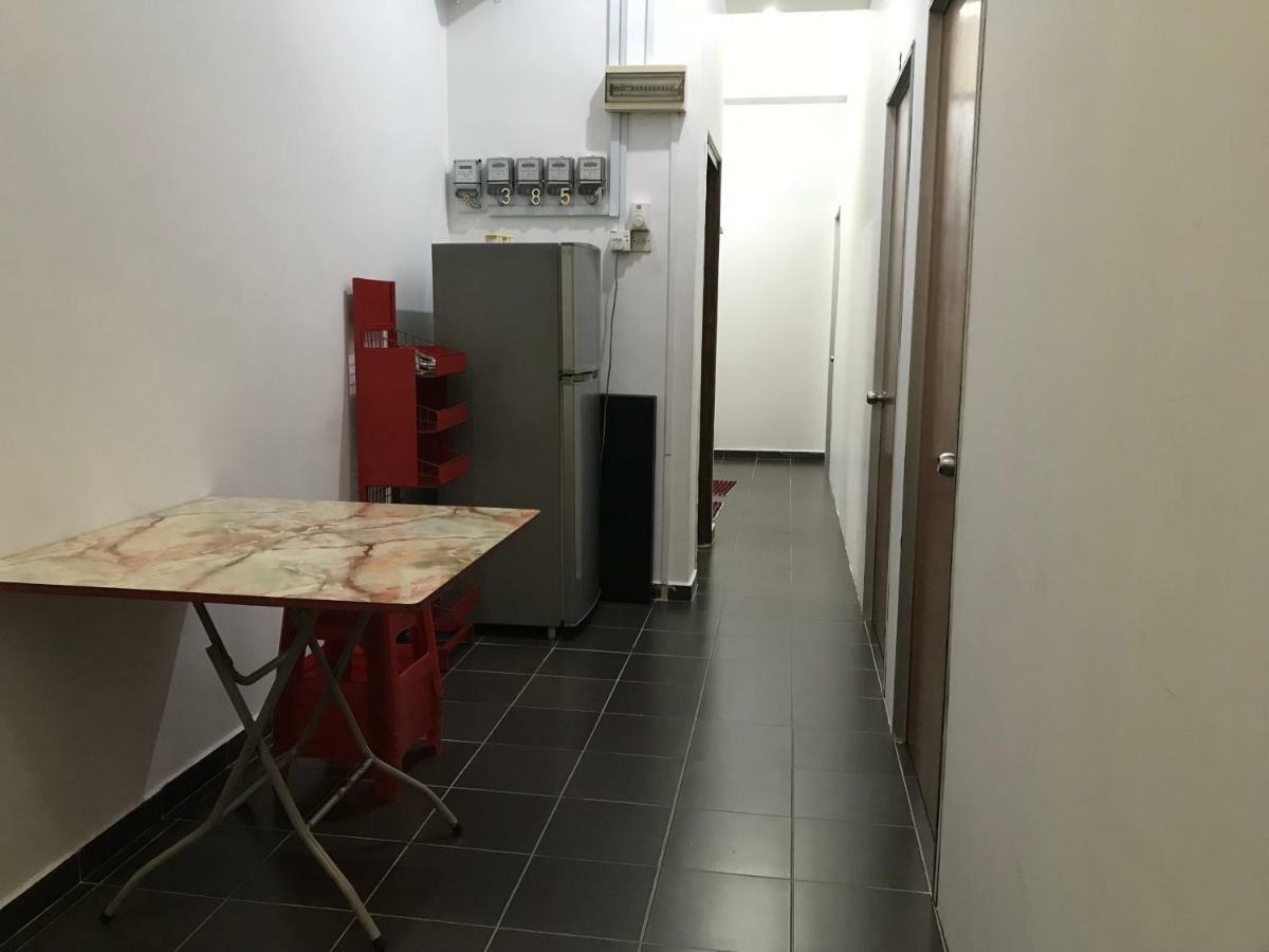 Jiaxin Hostel Ulu Tiram Esterno foto