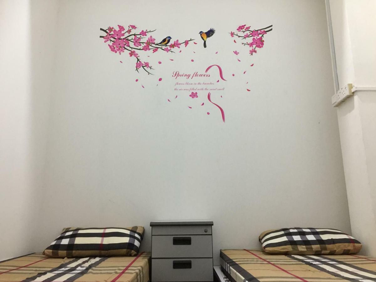 Jiaxin Hostel Ulu Tiram Esterno foto