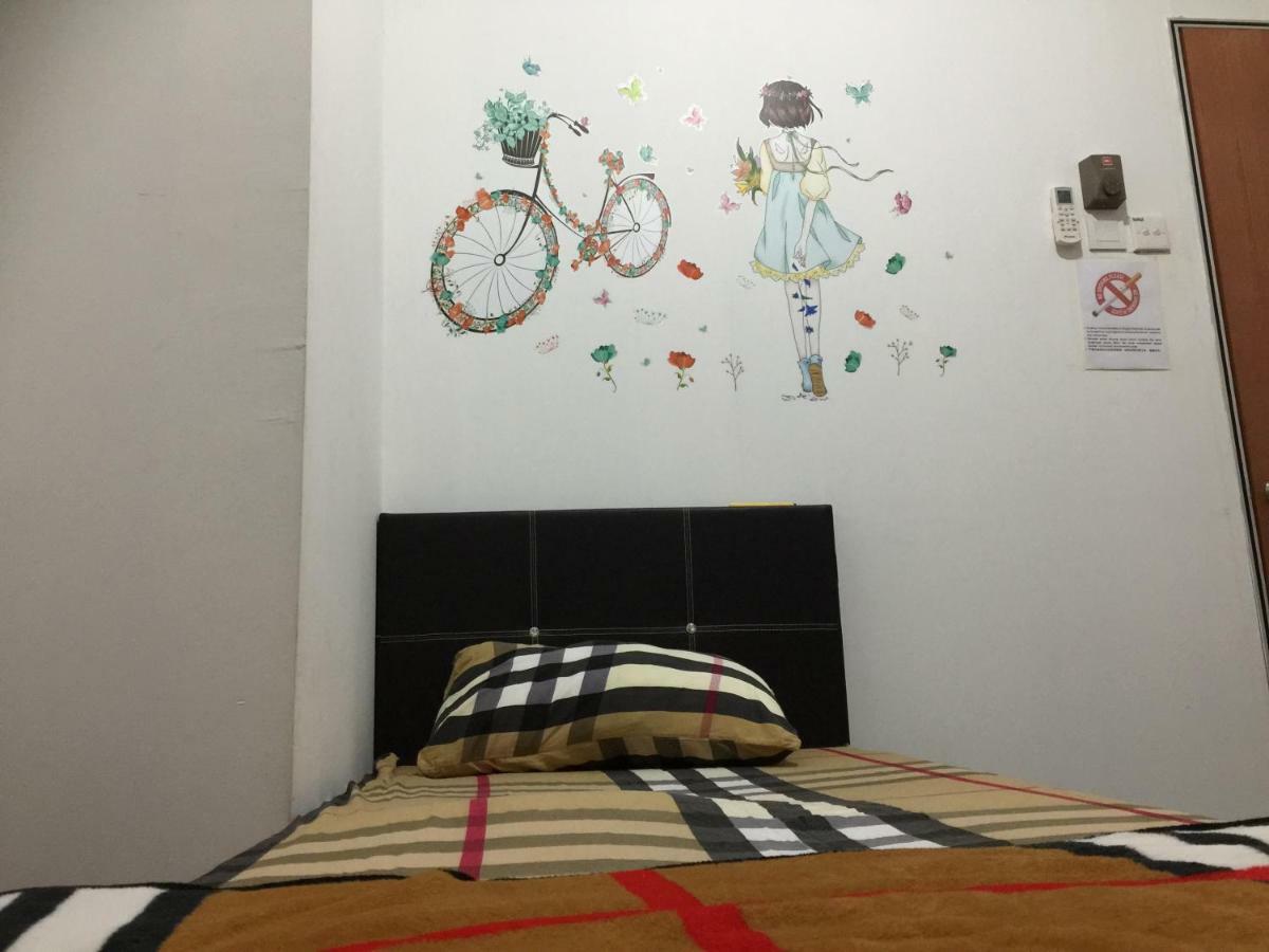 Jiaxin Hostel Ulu Tiram Esterno foto