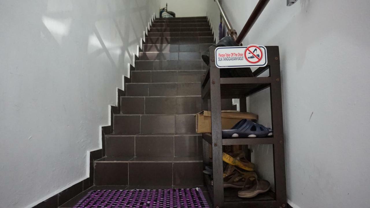 Jiaxin Hostel Ulu Tiram Esterno foto